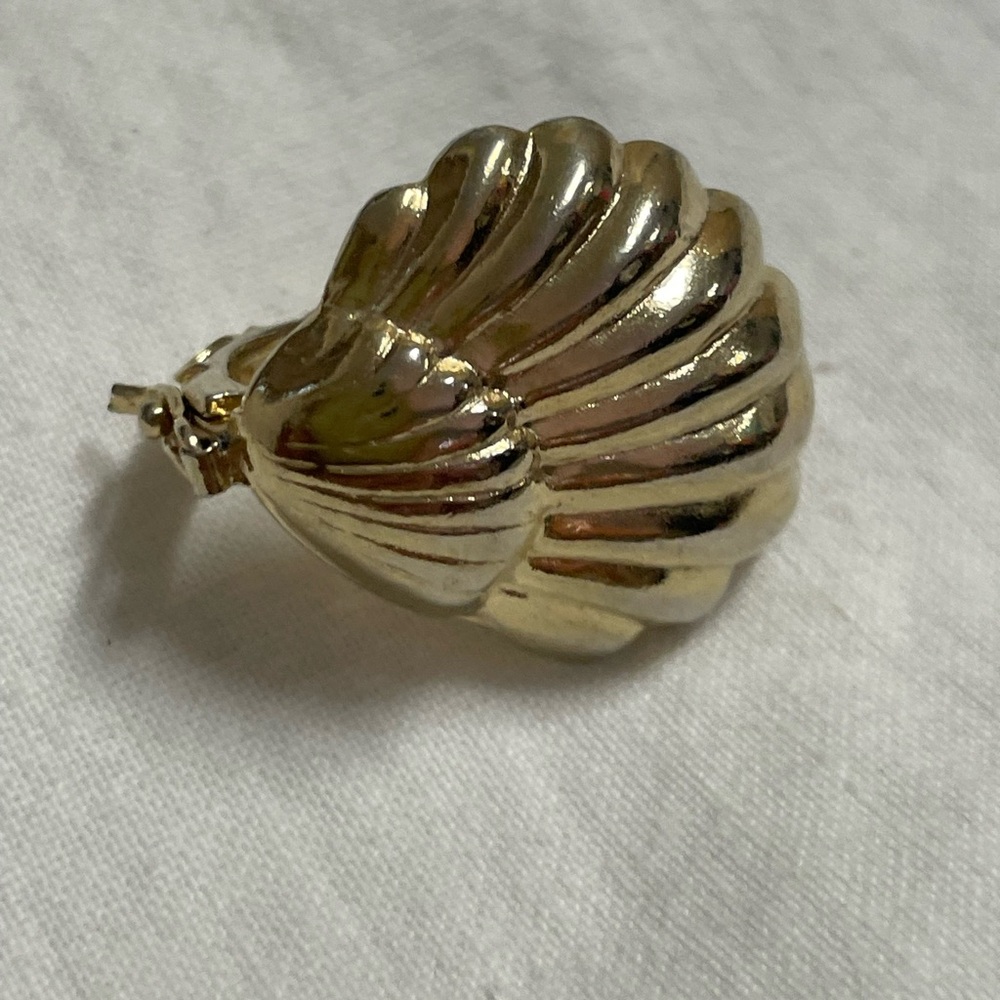 Vintage gold tone Clamshell scarf holder/twist bead strand clasp safety lock